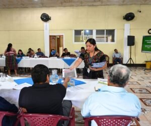 Entrega de la Revista "Información para todos"